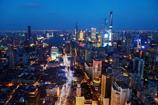 Shanghai Tower reaches for sky and record