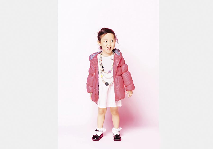 Sweet Tian Xin poses for parenting magazine