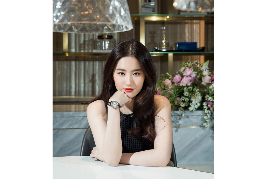 Fashion icon Liu Yifei poses for fashion magazine