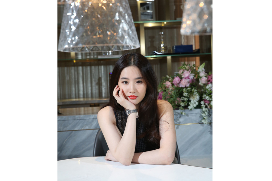 Fashion icon Liu Yifei poses for fashion magazine