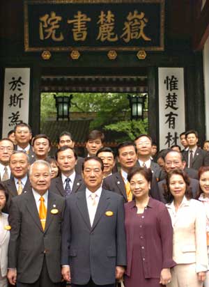 Soong visits millennial academy in hometown