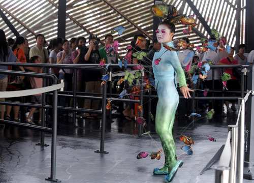 Entertainment keeps Expo lines moving
