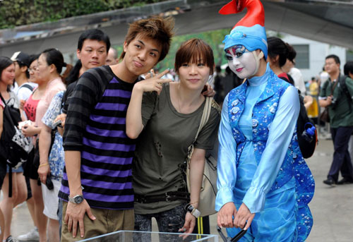 Entertainment keeps Expo lines moving