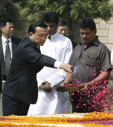 Premier visits Gandhi's tomb