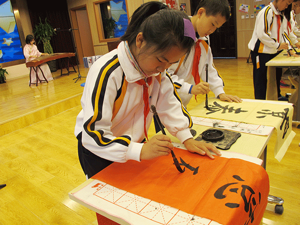Uk's child reading project lands in Beijing's community