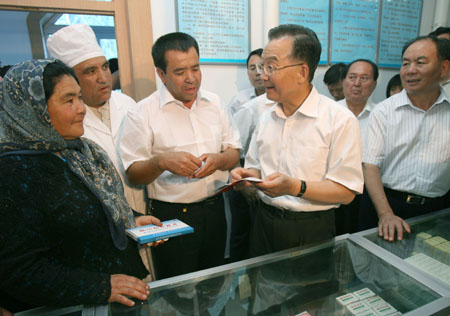 Chinese Premier Wen Jiabao (2nd R) talks with local people at a hospital during his inspection tour to the northwestern Xinjiang Uygur Autonomous Region from last Thursday to Sunday. Wen Jiabao visited villages, schools, enterprises, hospitals and the Xinjiang production and construction corps of the army in a number of prefectures and cities to show his extensive care for local people's livelihood, education, medical service and the development of energy sources，Xinhua reported.[Xinhua]