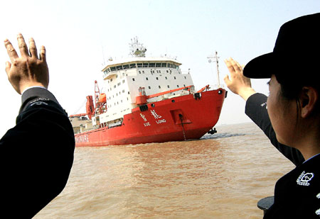 Copter crashes into Yangtze River, one missing