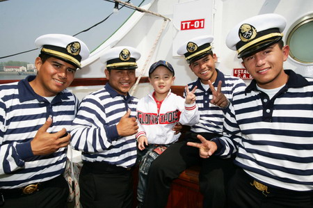 China invites foreign delegates to navy ships