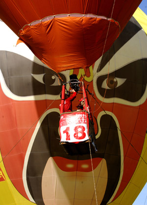 Hot balloon festival held in Hainan