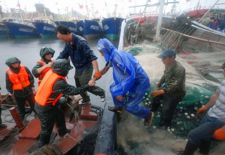 Typhoon Morakot whips Taiwan, nears SE China coast