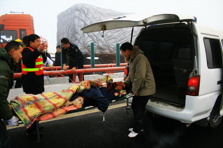 10 dead as 100 cars pile up on highway