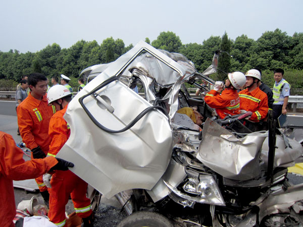 12 people die when van crashes into parked truck