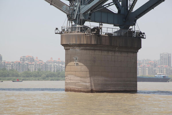 Yangtze Bridge strike ship sinks, 18 rescued