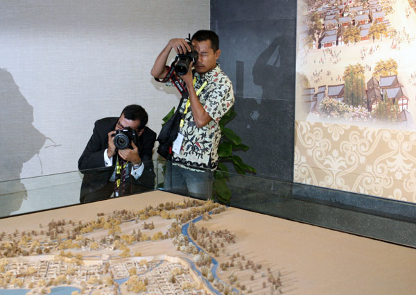 Journalists gather in Chengdu for interview tour