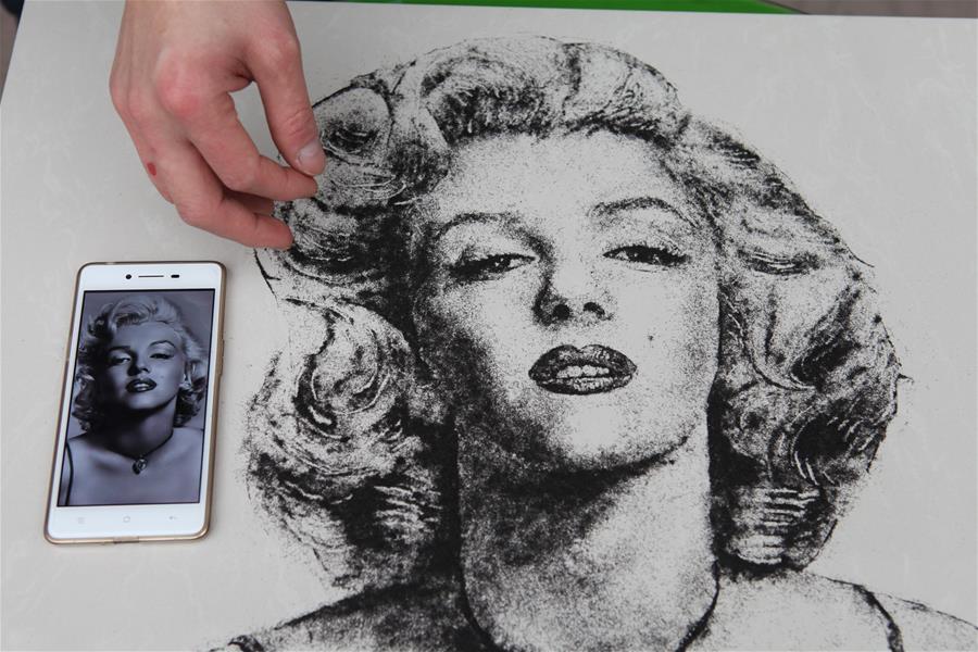 35-year-old barber draws with hair pieces in C China