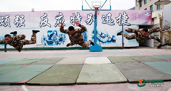 Armed police receive winter training in SW China