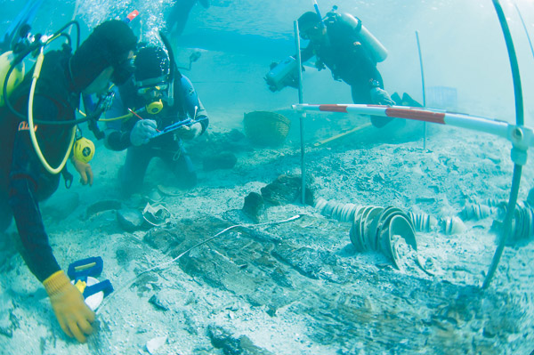 Hoard of relics salvaged from ancient Chinese ship