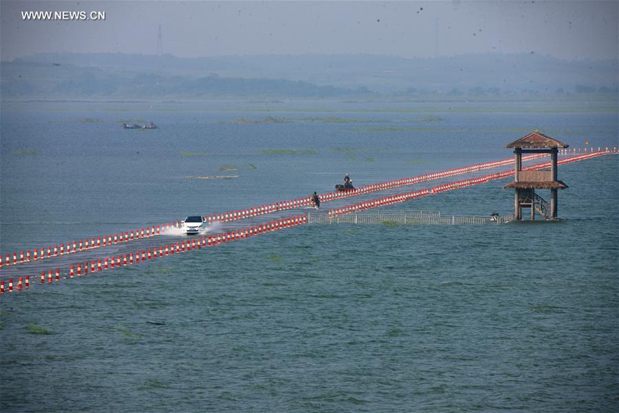 Highway submerged in Poyang Lake due to continuous rain