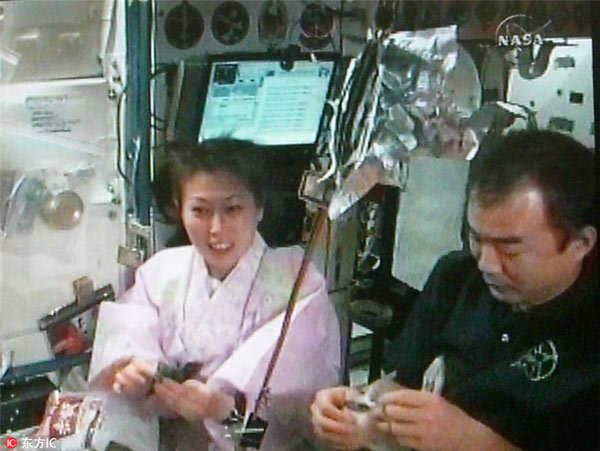 What do astronauts eat in space？