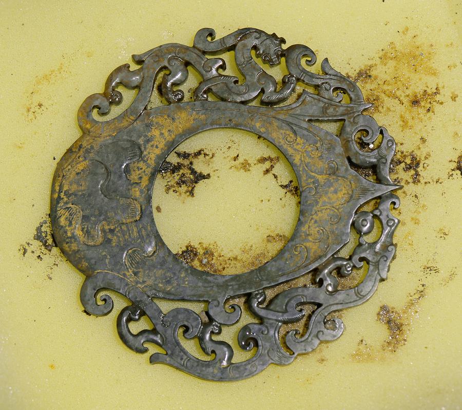 Des pièces de jade retrouvées dans une tombe