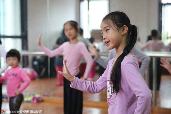 Les élèves de Beijing apprennent l'Opéra de Pékin