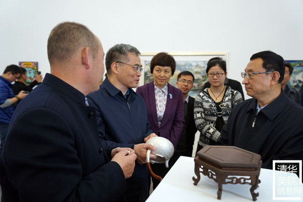 文化部部長雒樹剛在參觀非遺“研培計劃”試點成果匯報展時指出讓優(yōu)秀傳統(tǒng)文化傳出去、活起來