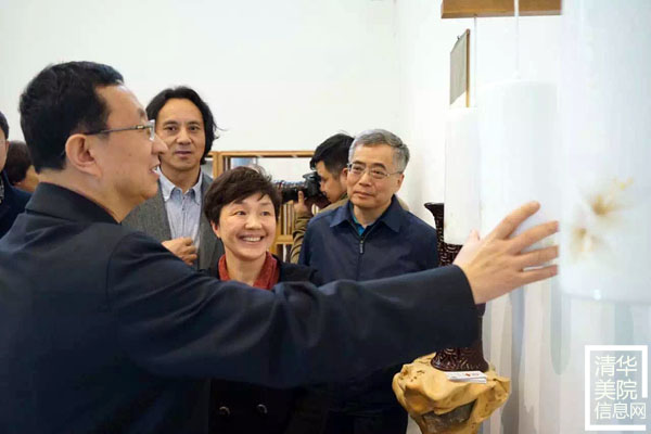 文化部部長雒樹剛在參觀非遺“研培計(jì)劃”試點(diǎn)成果匯報(bào)展時(shí)指出讓優(yōu)秀傳統(tǒng)文化傳出去、活起來