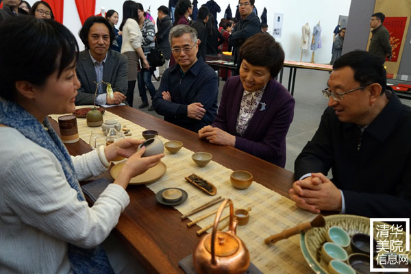文化部部長雒樹剛在參觀非遺“研培計(jì)劃”試點(diǎn)成果匯報(bào)展時(shí)指出讓優(yōu)秀傳統(tǒng)文化傳出去、活起來
