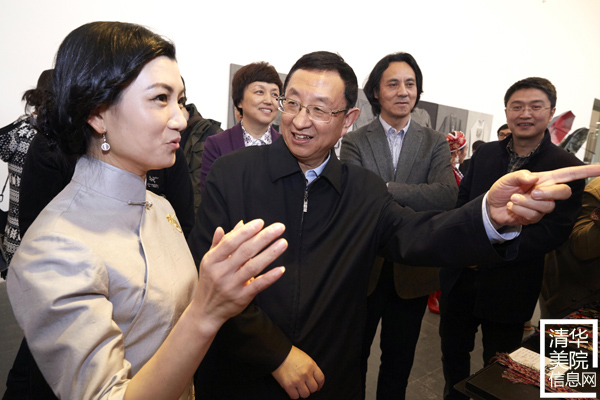 文化部部長(zhǎng)雒樹剛在參觀非遺“研培計(jì)劃”試點(diǎn)成果匯報(bào)展時(shí)指出讓優(yōu)秀傳統(tǒng)文化傳出去、活起來