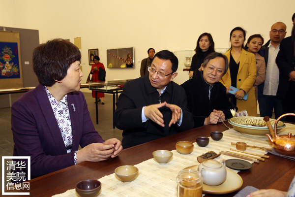 文化部部長雒樹剛在參觀非遺“研培計劃”試點成果匯報展時指出讓優(yōu)秀傳統(tǒng)文化傳出去、活起來