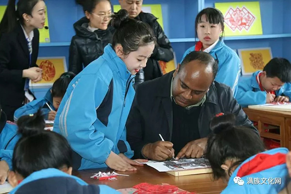 聯(lián)合國(guó)教科文組織參觀考察滿族小學(xué)