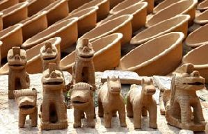 Clay figurines present traditional craft arts