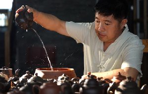 Young inheritor passes down traditional artistry