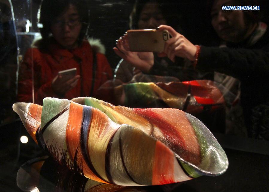 Glass sculptures of American artist exhibited in Shanghai