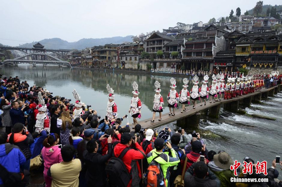 Splendid Miao clothes and jewelry star in Hunan festival