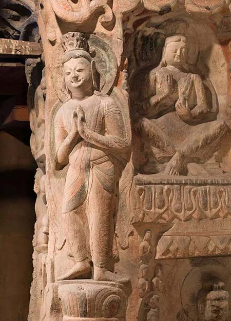 Grinning Bodhisattva statue with dimples amazes visitors