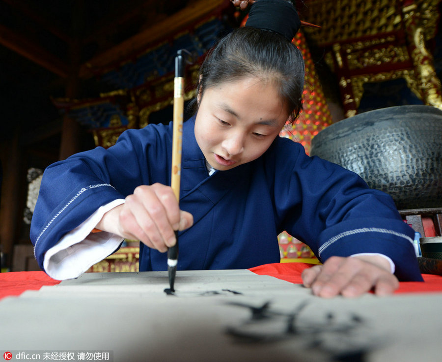 Post-90s female Taoist priest's unique life