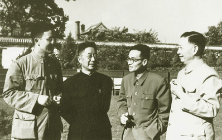 華羅庚、老舍、梁思成、梅蘭芳在休息時(shí)交談