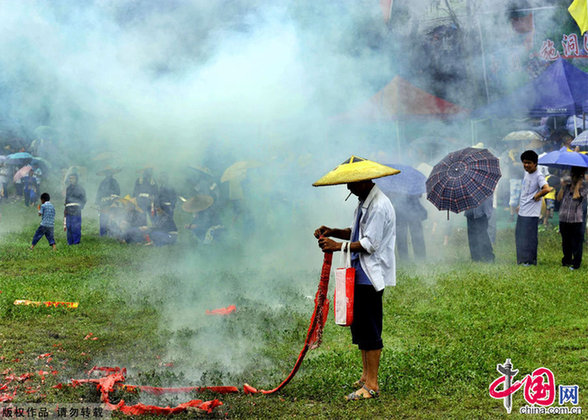 貴州施洞苗族同胞歡度獨(dú)木龍舟節(jié)[組圖]