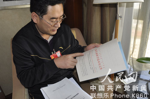 代表們參會(huì)都帶啥？報(bào)告、日記本、新華字典隨身帶