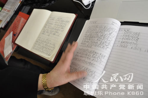 代表們參會(huì)都帶啥？報(bào)告、日記本、新華字典隨身帶