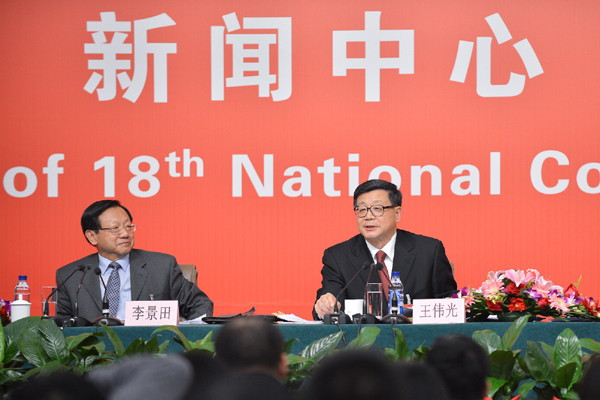 十八大新聞中心舉辦主題為“中國共產(chǎn)黨的理論創(chuàng)新”的集體采訪活動
