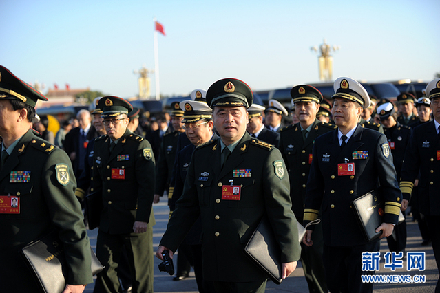 十八大閉幕會(huì)：代表們走向人民大會(huì)堂(圖)