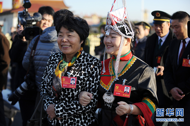 十八大閉幕會(huì)：代表們走向人民大會(huì)堂(圖)