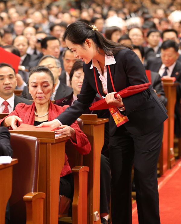 組圖：十八大閉幕會在京舉行 監(jiān)票人準(zhǔn)備監(jiān)票