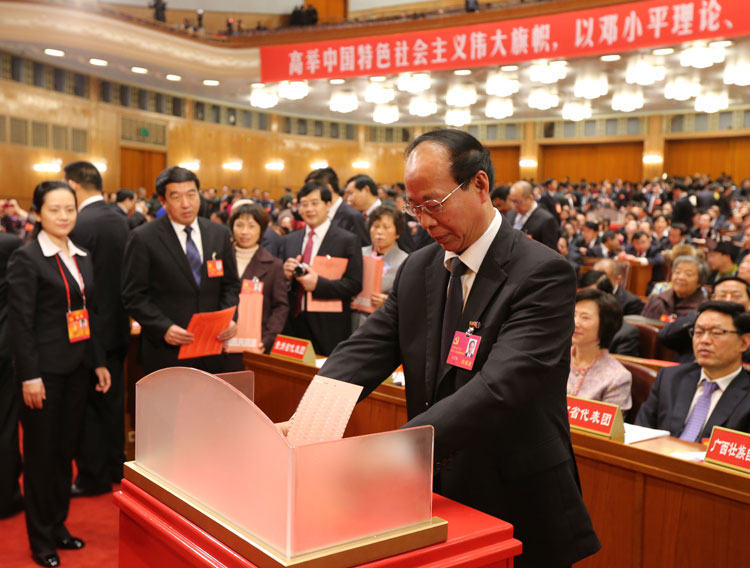 組圖：十八大代表投票選舉中央委員會(huì)委員、候補(bǔ)委員和中央紀(jì)律檢查委員會(huì)委員