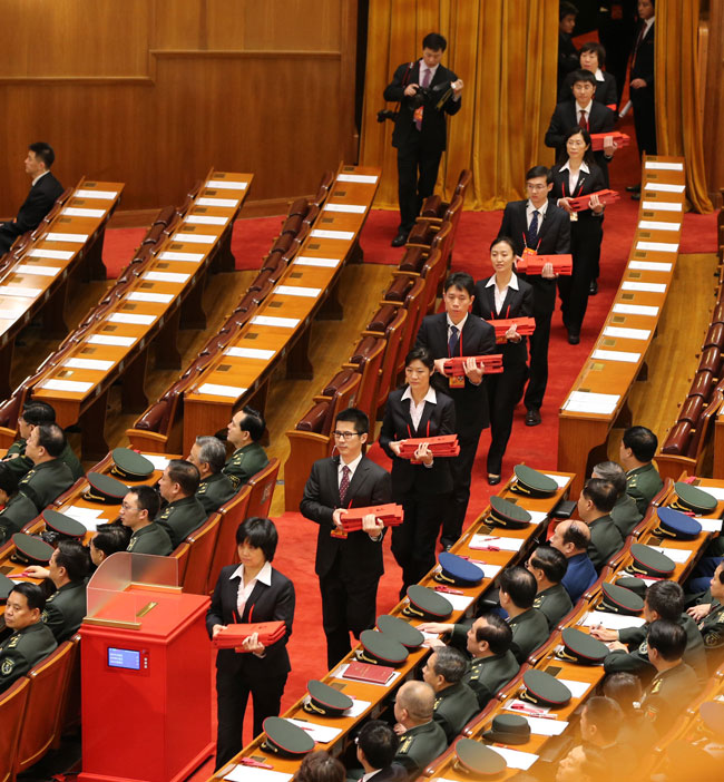 組圖：十八大代表投票選舉中央委員會(huì)委員、候補(bǔ)委員和中央紀(jì)律檢查委員會(huì)委員