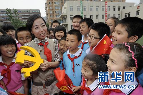少先隊普遍開展“紅領(lǐng)巾心向黨”主題隊日活動