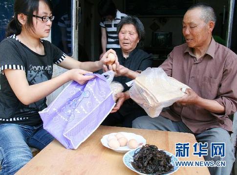 山東農(nóng)家貧困姐妹堅強迎高考(組圖)