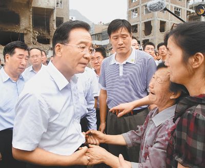 溫家寶繼續(xù)在甘肅舟曲災(zāi)區(qū)指導搶險救災(zāi)工作